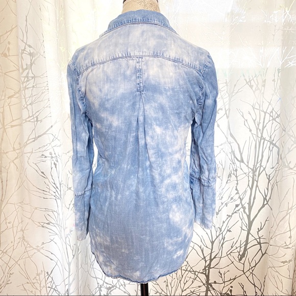 Cloth + Stone tie dye blue chambray collared button down top shirt 1/2 sleeves - Picture 5 of 10